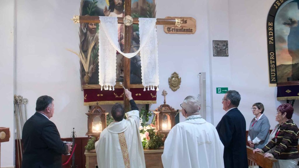 La Cruz procesiona por primera vez desde el Buen Pastor de Benidorm en una histórica celebración de mayo