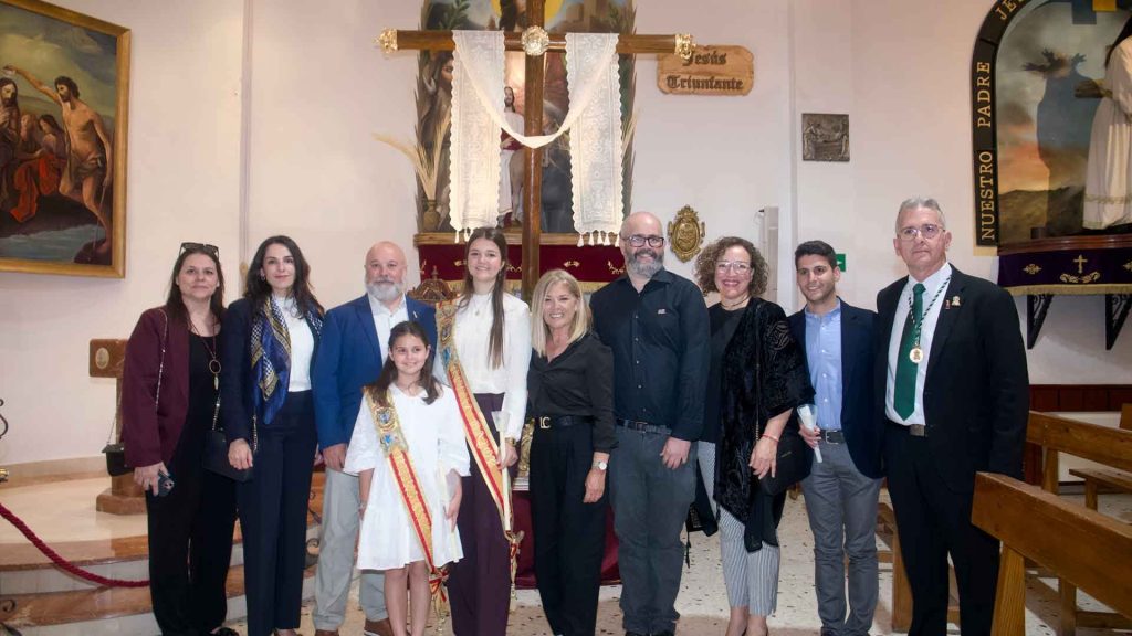 La Cruz procesiona por primera vez desde el Buen Pastor de Benidorm en una histórica celebración de mayo