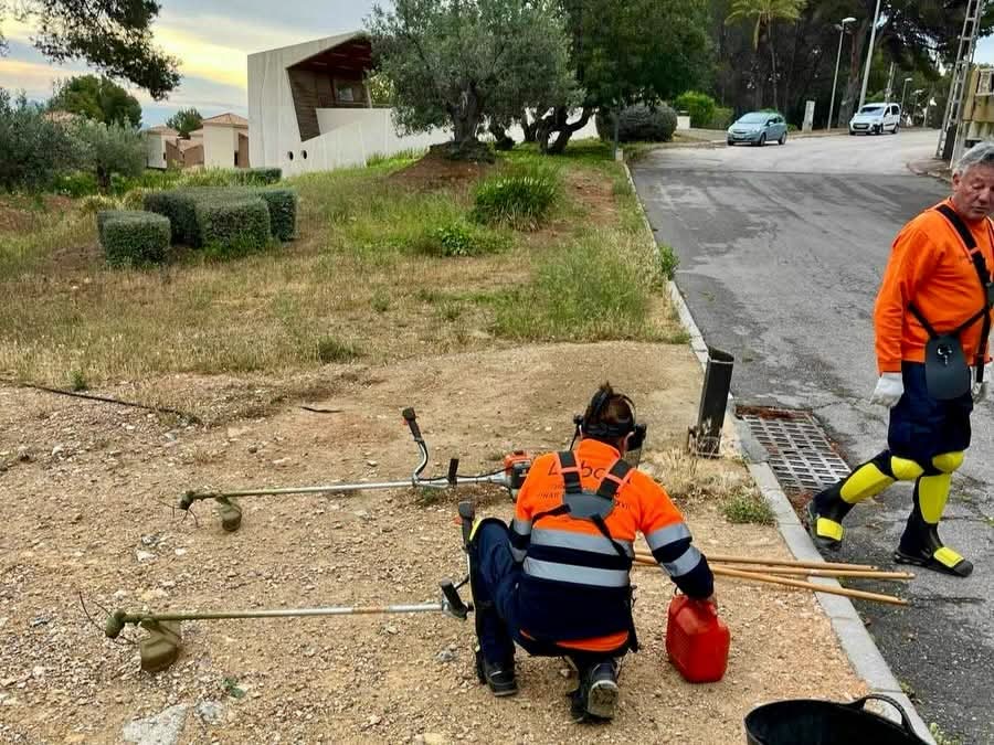 La Nucía realiza trabajos de limpieza y desbroce en las zonas caninas municipales