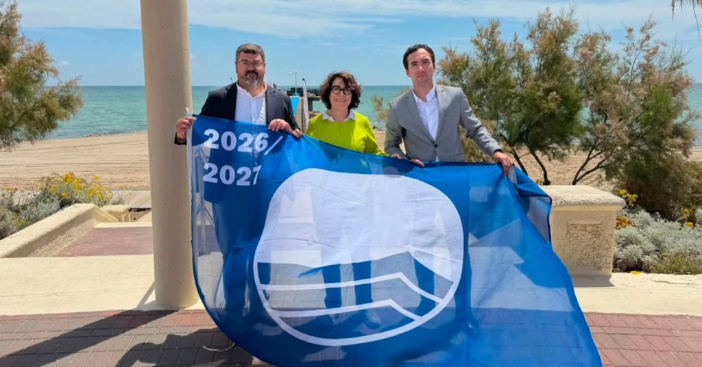 Villajoyosa recoge seis banderas azules para sus playas y revalida el liderazgo en la Marina Baixa