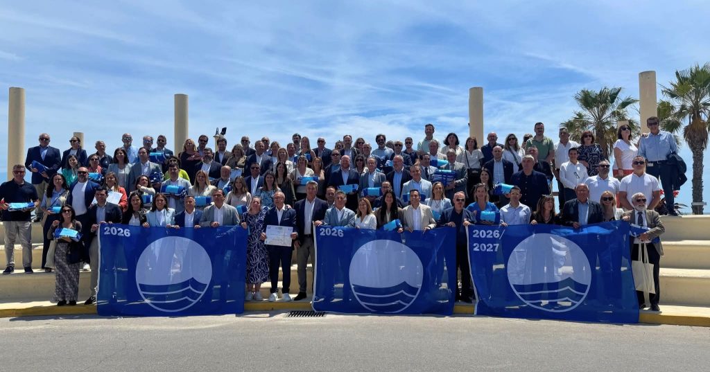 Villajoyosa recoge seis banderas azules para sus playas y revalida el liderazgo en la Marina Baixa