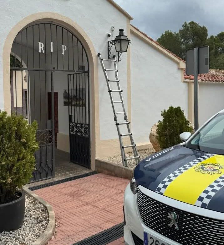 Vandalizan tres veces una lápida en cementerio de Polop: “La han destrozado por completo” 1
