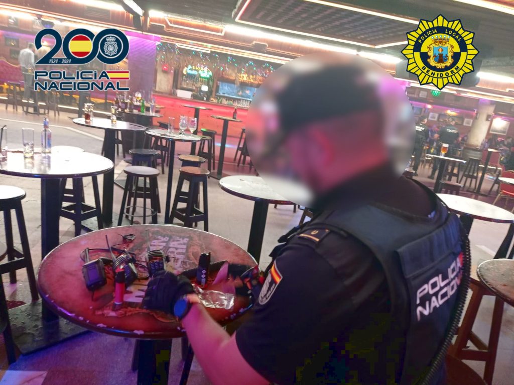 La Policía Nacional intensifica las inspecciones en locales de ocio de la conocida “zona inglesa” de Benidorm 