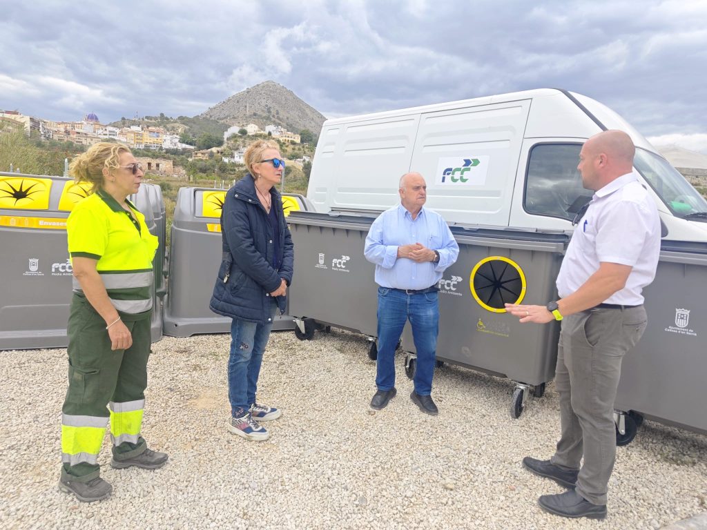El Ayuntamiento de Callosa d’en Sarrià renueva los contenedores de reciclaje con nuevas mejoras de accesibilidad y capacidad.