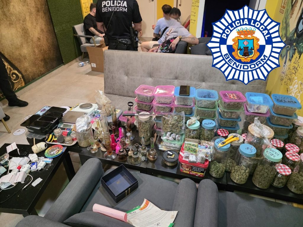 La Policía Local de Benidorm detiene a cinco personas y clausura un club cannábico tras intervenir más de siete kilos de droga