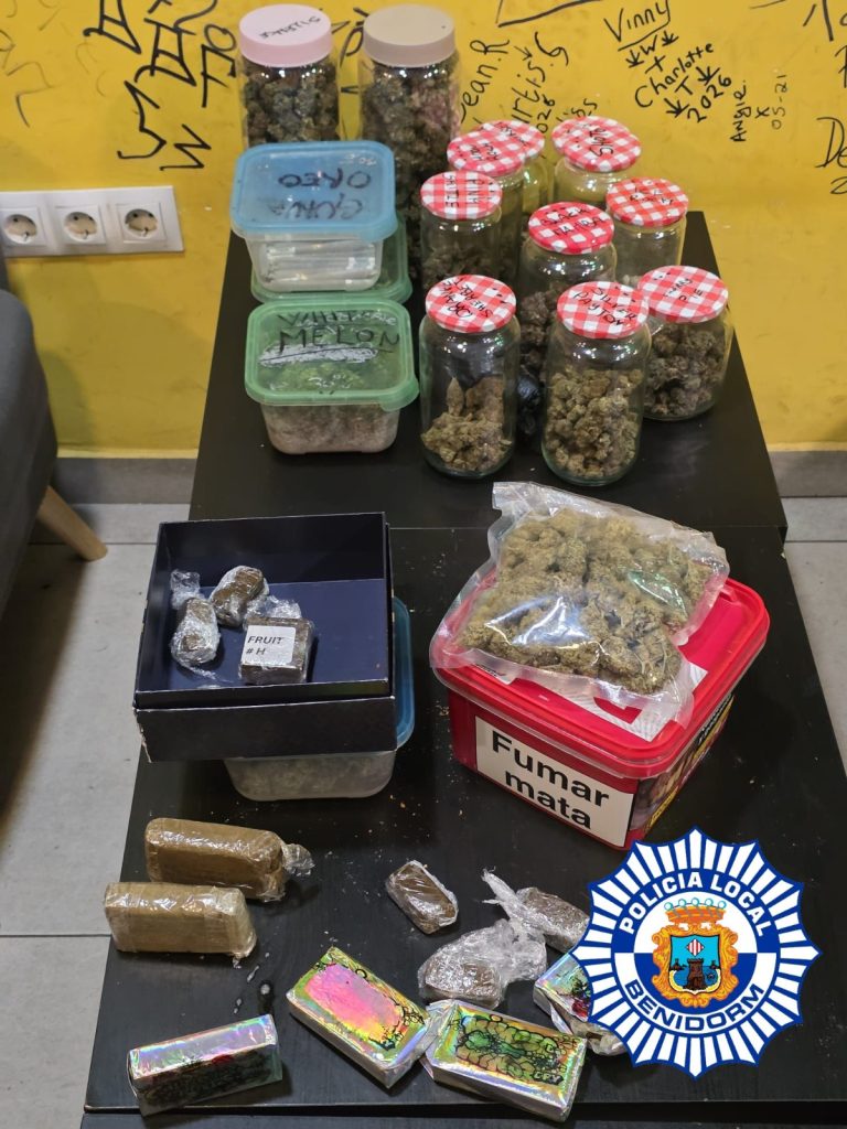 La Policía Local de Benidorm detiene a cinco personas y clausura un club cannábico tras intervenir más de siete kilos de droga