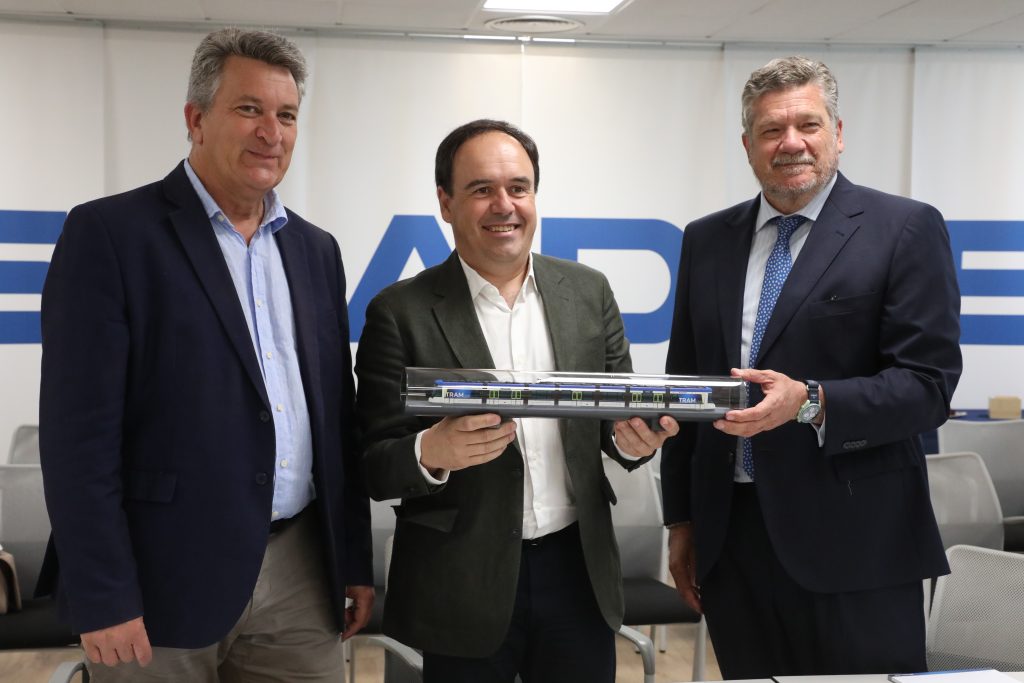 Pérez Llorca destaca la apuesta del Consell por la movilidad sostenible con 22 nuevos tranvías para Metrovalencia y el TRAM d’Alacant 1