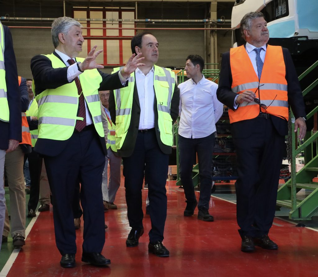Pérez Llorca destaca la apuesta del Consell por la movilidad sostenible con 22 nuevos tranvías para Metrovalencia y el TRAM d’Alacant