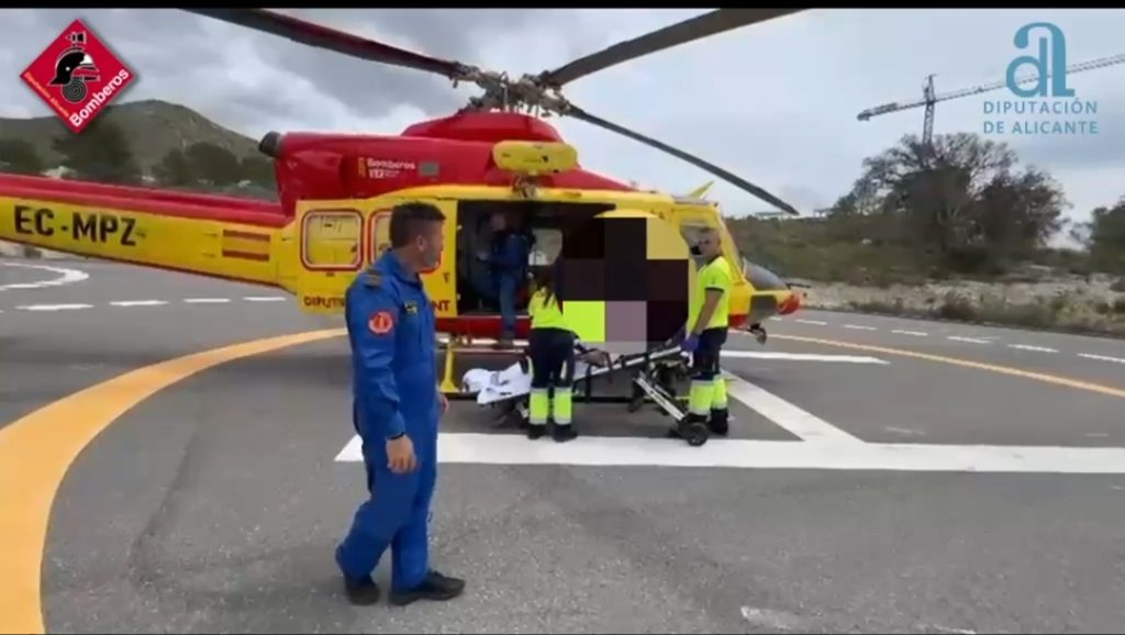 Rescatan en helicóptero a un hombre de 87 años tras quedar inconsciente en las Pasarelas de Relleu 0