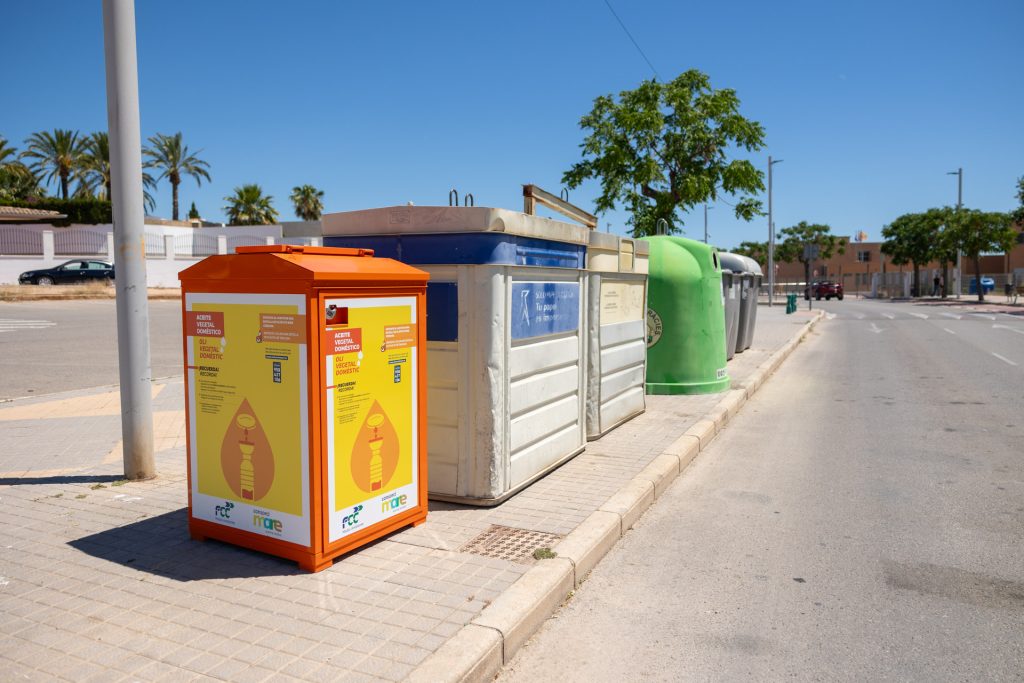 L’Alfàs del Pi incorpora 24 nuevos contenedores para reciclar aceite doméstico y textil usado