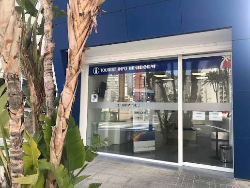 El Consell renueva el convenio con el Ayuntamiento de Benidorm para el mantenimiento de las dos oficinas de información turística en la Red Tourist Info