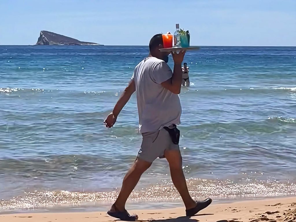 El PSOE denuncia que los ‘mojiteros’ inician la temporada alta en las playas de Benidorm