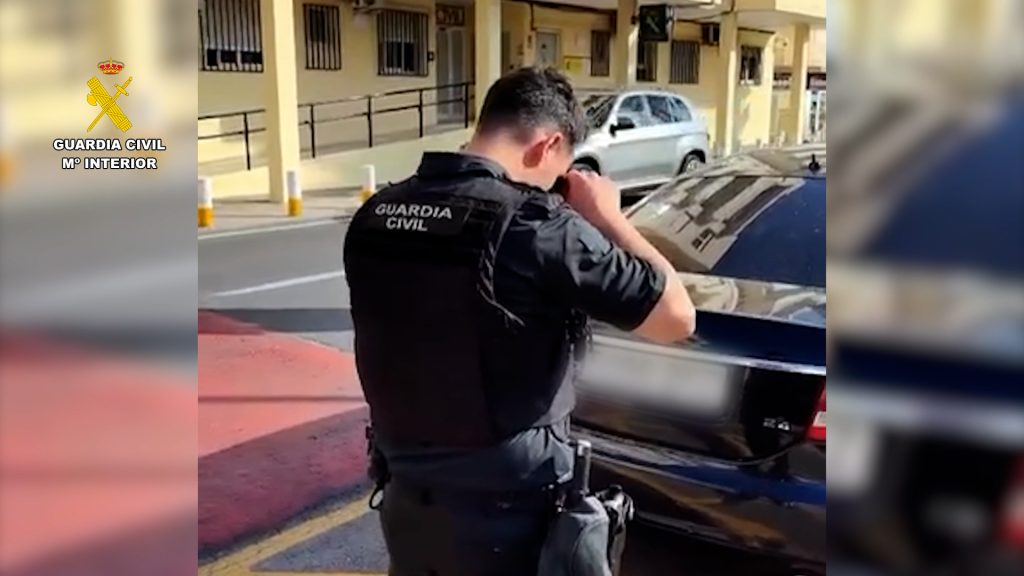 La Guardia Civil detiene en Altea a un hombre reclamado internacionalmente que utilizaba documentación falsa El detenido presentó documentación extranjera presuntamente falsificada durante un operativo de seguridad ciudadana en Altea ALTEA (ALICANTE), abril de 2026. La Guardia Civil ha detenido en la localidad de Altea a un hombre de 29 años sobre el que pesaba una orden internacional de detención por delitos graves relacionados con el tráfico internacional de drogas. El arrestado utilizaba documentación extranjera presuntamente falsa para ocultar su verdadera identidad. La actuación tuvo lugar el pasado 31 de marzo durante un dispositivo operativo de seguridad ciudadana desarrollado por agentes del Puesto Principal de Altea. Los efectivos procedieron a identificar a los ocupantes de un vehículo en la vía pública, momento en el que el conductor presentó un permiso de conducción extranjero que levantó sospechas sobre su autenticidad. Posteriormente, el hombre aportó otro documento identificativo extranjero, también presuntamente falsificado, por lo que los agentes procedieron a su detención como presunto autor de un delito de falsedad documental y a su traslado a dependencias oficiales para continuar con las investigaciones. Investigación y cooperación internacional Tras diversas gestiones realizadas en colaboración con distintas unidades policiales y mediante canales de cooperación internacional, los investigadores lograron determinar la verdadera identidad del arrestado y comprobaron que toda la documentación presentada había sido completamente falsificada. Asimismo, las pesquisas permitieron averiguar que sobre el detenido pesaba una orden internacional de detención por delitos relacionados con el tráfico internacional de drogas. El arrestado fue puesto a disposición de la Sección de Instrucción del Tribunal de Instancia en funciones de Guardia de Benidorm, autoridad judicial que decretó su ingreso en prisión provisional mientras continúan los trámites de cooperación internacional para su extradición. SEO Yoast Frase clave objetivo detenido en Altea con documentación falsa Título SEO La Guardia Civil detiene en Altea a un hombre con orden internacional y documentación falsa Slug URL detenido-altea-documentacion-falsa-orden-internacional Meta descripción La Guardia Civil detiene en Altea a un hombre reclamado internacionalmente que utilizaba documentación falsa. El juez decreta prisión provisional. Palabras clave SEO secundarias Guardia Civil Altea orden internacional de detención documentación falsa tráfico internacional de drogas detenido en Benidorm falsedad documental sucesos Alicante Extracto para WordPress La Guardia Civil ha detenido en Altea a un hombre de 29 años reclamado internacionalmente por delitos relacionados con el tráfico de drogas. El arrestado utilizaba documentación extranjera presuntamente falsa para ocultar su identidad. Etiquetas recomendadas Altea Guardia Civil Sucesos Alicante Documentación falsa Detención internacional Benidorm Tráfico de drogas Categorías recomendadas Sucesos Provincia de Alicante Seguridad Texto alternativo imagen destacada Agentes de la Guardia Civil durante un operativo de seguridad ciudadana en Altea Propuesta de titular para redes sociales Detenido en Altea un hombre reclamado internacionalmente que utilizaba documentación falsa para ocultar su identidad. 
