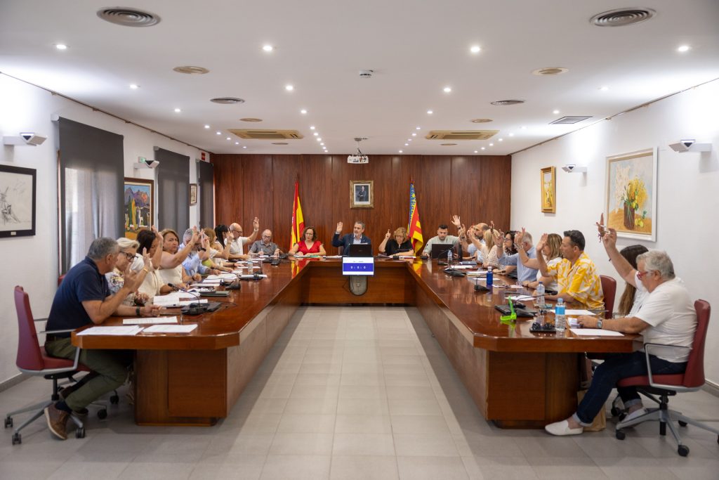 El pleno de l’Alfàs aprueba la nueva tasa para pruebas selectivas y propone los festivos locales de 2027