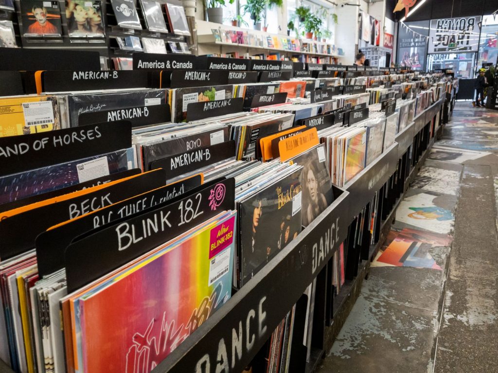 Adiós al scroll infinito: vuelve el MP3, el vinilo y la máquina de coser como respuesta a la hiperconexión