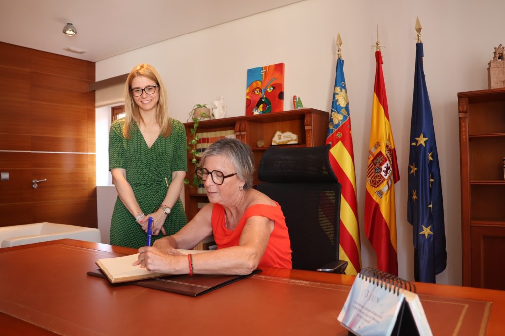 La delegada del Consell en Alicante y la alcaldesa de Finestrat refuerzan la colaboración institucional para impulsar proyectos locales