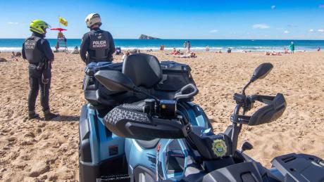 Un turista británico detenido en Benidorm tras intentar ahogar a una mujer y agredir a un niño en la playa