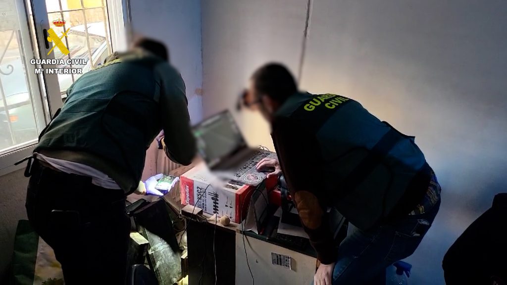 Detenido en Alicante un ciberdepredador sexual con más de 200 dispositivos que almacenaban imágenes de abuso infantil 0