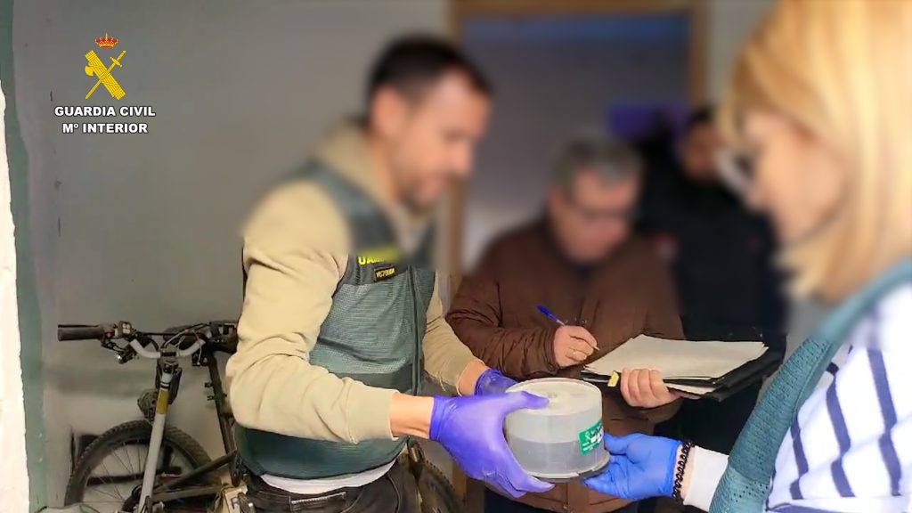 Detenido en Alicante un ciberdepredador sexual con más de 200 dispositivos que almacenaban imágenes de abuso infantil