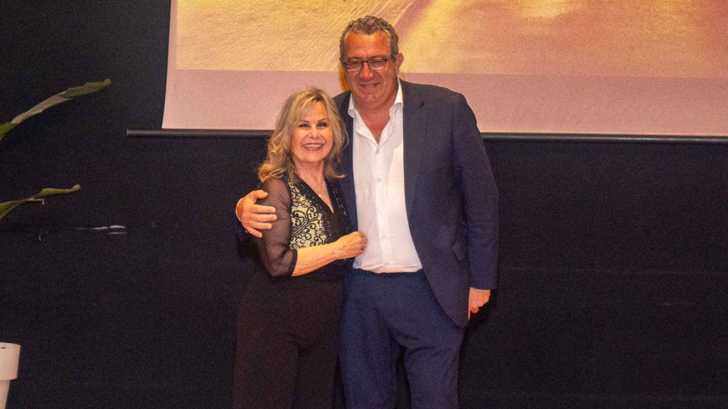 María Jesús durante el estreno del documental sobre su vida en el Ayuntamiento de Benidorm acompañada por autoridades y asistentes al homenaje.