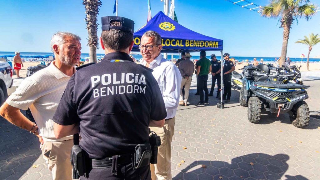 Benidorm refuerza la vigilancia en playas con más agentes, drones y una embarcación policial durante el verano