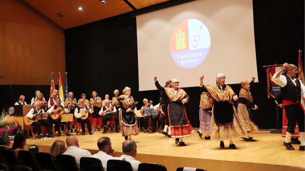 La Asociación Tramontana celebra el Día de Castilla-La Mancha en Benidorm con música, folclore y homenaje a sus raíces