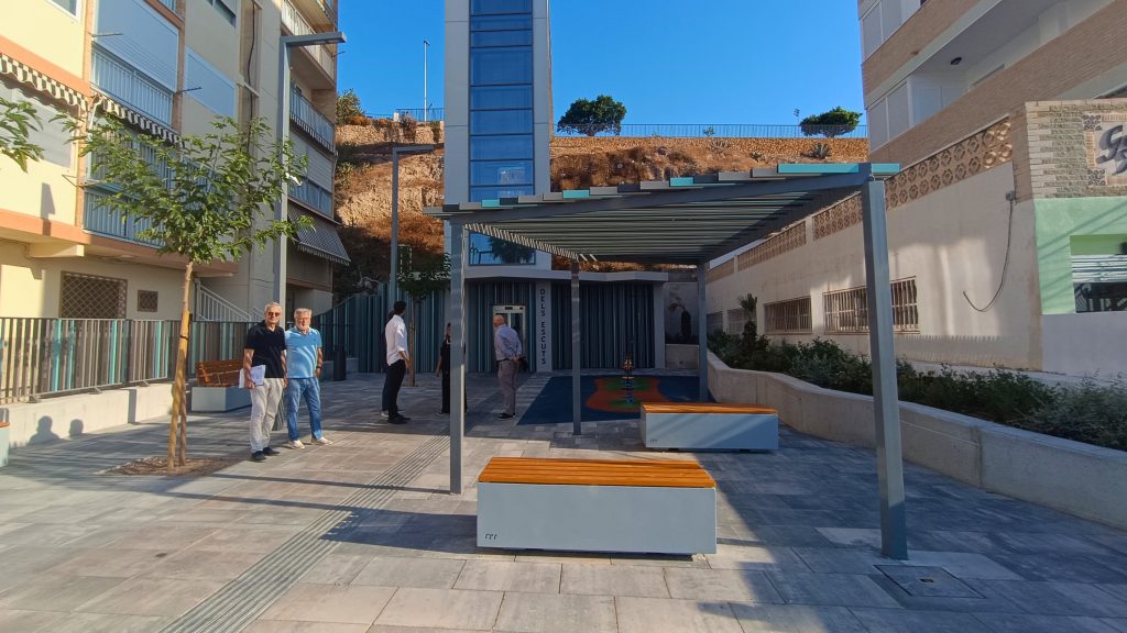 El ascensor entre la playa Centro y Barberes Sur de Villajoyosa supera los 23.300 viajes en apenas 71 días