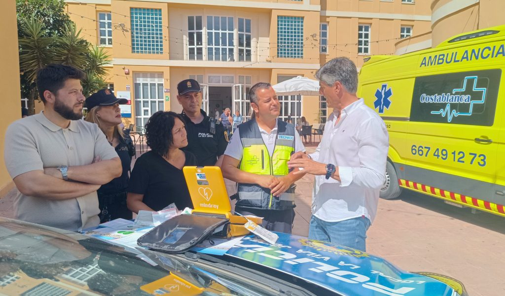Villajoyosa se convierte en ciudad cardioprotegida con 28 desfibriladores en espacios públicos