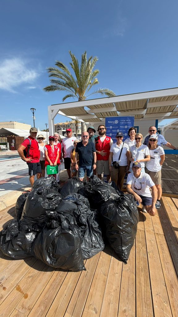 Rotary y Cruz Roja retiran 500 kilos de residuos en una jornada de voluntariado ambiental en l’Alfàs del Pi