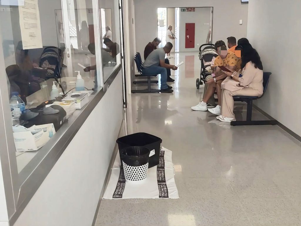 PSOE denuncia que el nuevo centro de salud del Rincón de Loix lleva dos meses con goteras y cubos en los pasillos