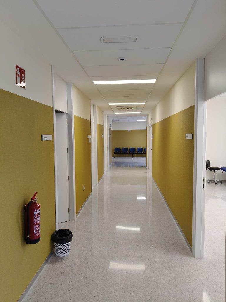 El Departamento de Salud de la Marina Baixa desmiente las supuestas goteras en el Centro de Salud Rincón de Loix y garantiza la apertura del área de rehabilitación antes del verano 10