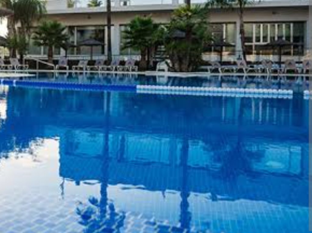 Padre rescata piscina agua UCI l'Alfás 