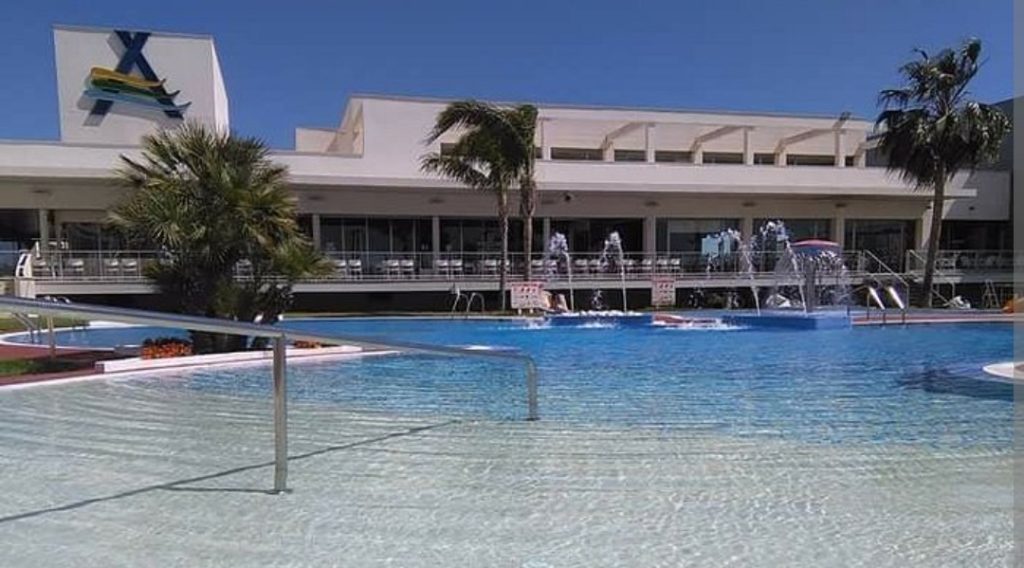 Una niña evoluciona favorablemente tras sufrir un incidente en la piscina de un camping de l’Alfàs del Pi 0
