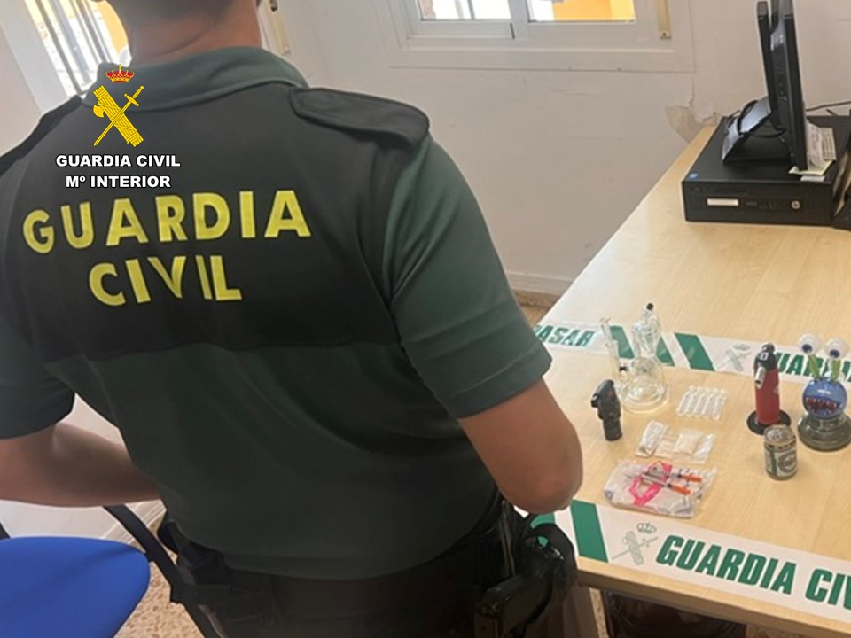 Conductor se fuga tras provocar un accidente en la AP-7 en Pedreguer y es localizado con droga por la Guardia Civil 1