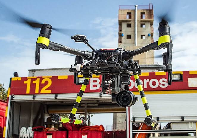 Los bomberos de la Diputación de Alicante refuerzan su operativo de verano con más efectivos, drones y un segundo helicóptero