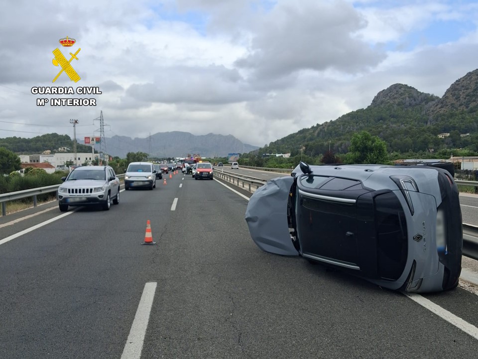 Conductor huye tras accidente en la AP-7 y es hallado con droga