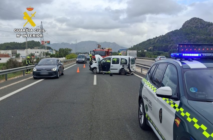  Conductor se fuga tras provocar un accidente en la AP-7 en Pedreguer y es localizado con droga por la Guardia Civil