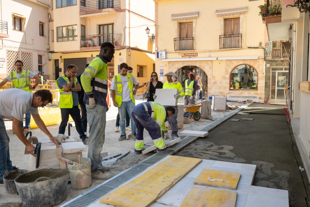 Las obras de la plaza Mayor de l’Alfàs del Pi entran en su recta final con la pavimentación del Casco Histórico