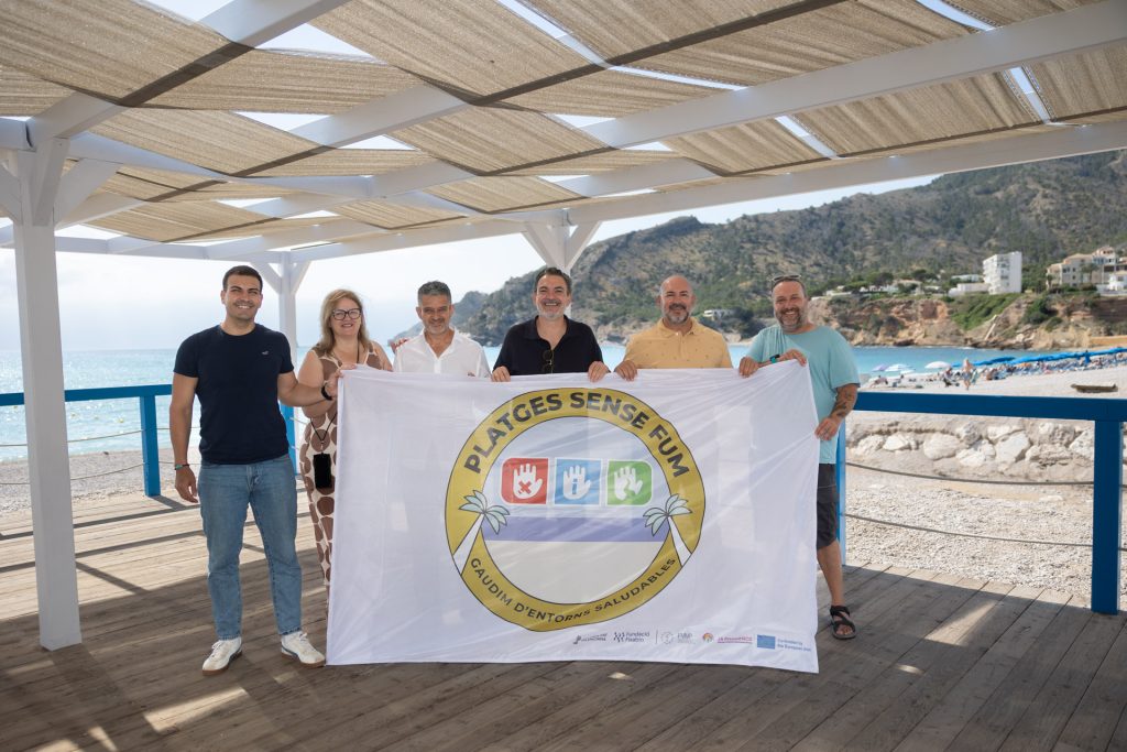 La playa del Albir refuerza su compromiso como espacio sin humos para proteger la salud y el entorno marino