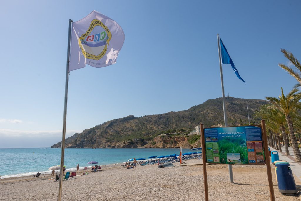 La playa del Albir refuerza su compromiso como espacio sin humos para proteger la salud y el entorno marino