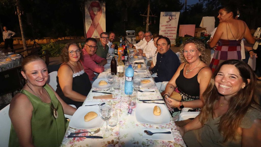 Anémona reúne a más de 500 personas en Benidorm durante su cena solidaria de verano para apoyar a mujeres con cáncer