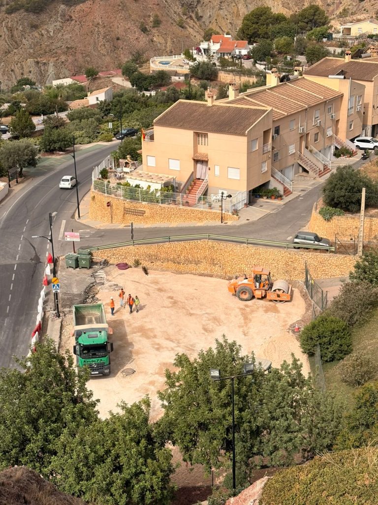 Siguen las obras del Bulevar Verde de La Penya de Finestrat con la adecuación y señalización del parking del Museo