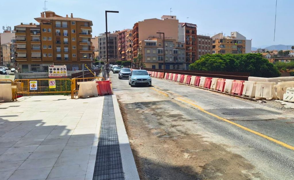 Puente sobre el río Amadorio de Villajoyosa abierto al tráfico en ambos sentidos tras las obras de rehabilitación.