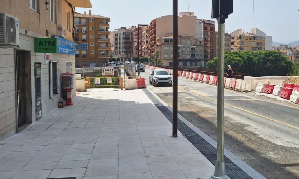 Puente sobre el río Amadorio de Villajoyosa abierto al tráfico en ambos sentidos tras las obras de rehabilitación.