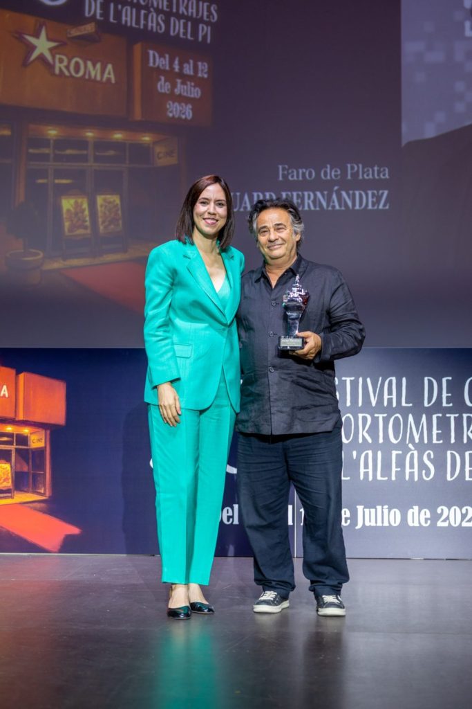 Eduard Fernández recibe el Premio Faro de Plata en el Festival de Cine de l'Alfàs del Pi.