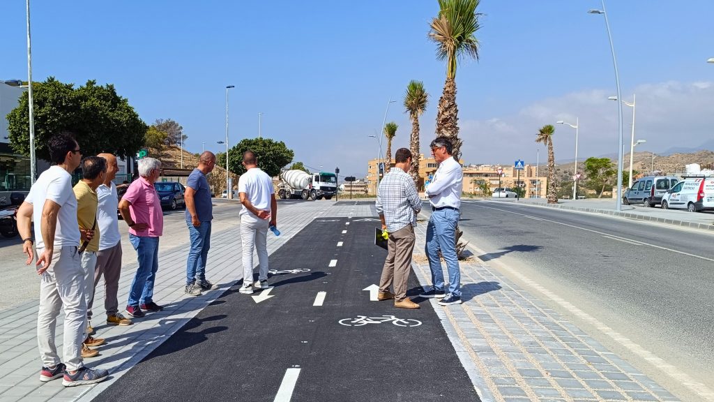 Marcos Zaragoza y Pedro Ramis durante la recepción de las obras de reurbanización de la calle Cervantes en Villajoyosa.