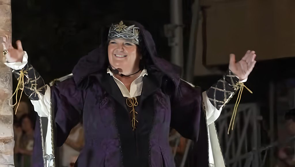 La Reina Cristiana Marta Llinares emociona con el boato «Torres y Seda» en el Desfile Cristiano de Villajoyosa 0