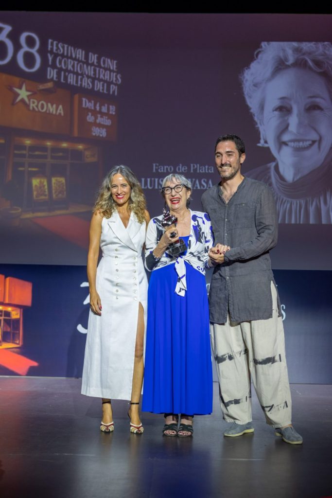 Luisa Gavasa recoge el Faro de Plata en la Casa de Cultura de l'Alfàs del Pi.