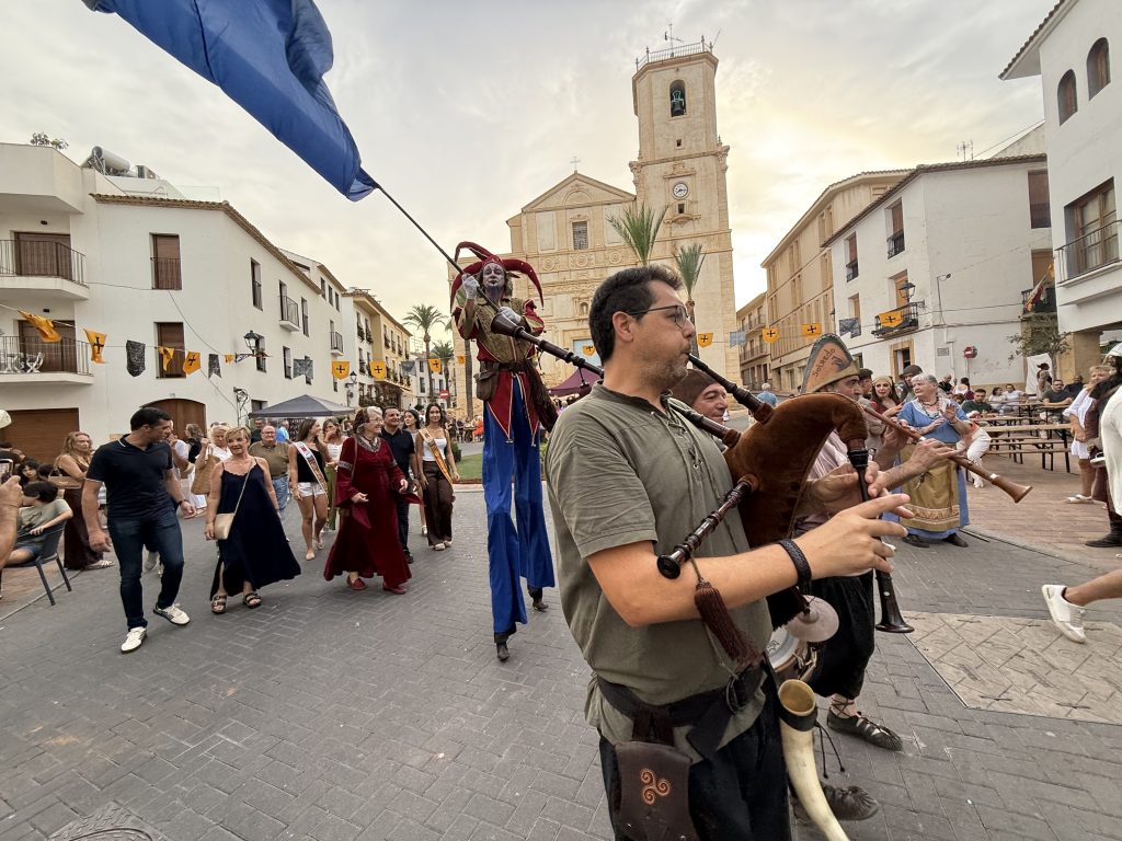 La consellera de Turisme visita el XX Mercado Medieval de La Nucía, que cierra los actos del 321 aniversario
