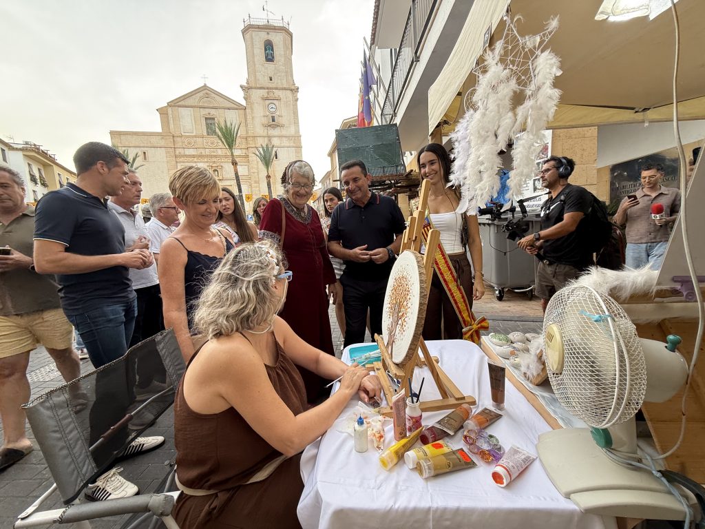 La consellera de Turisme visita el XX Mercado Medieval de La Nucía, que cierra los actos del 321 aniversario
